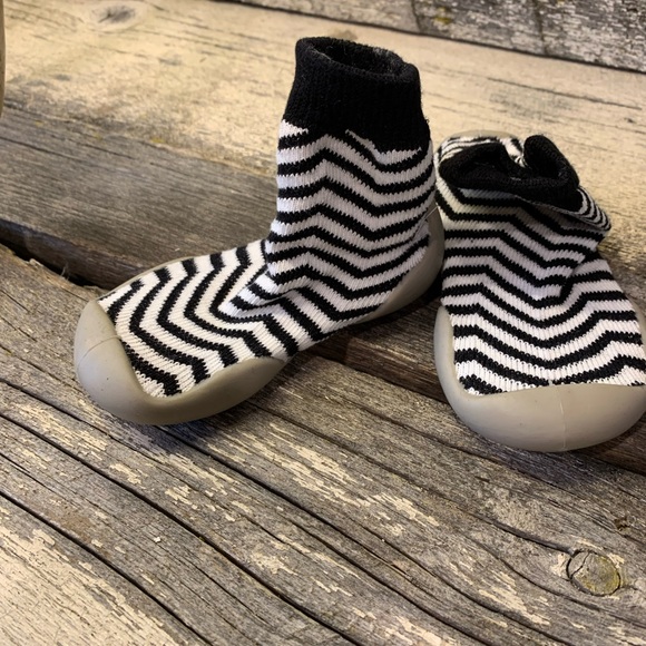 2 Tiny Feet | Zebra Print Non-Slip Baby Shoe Socks - Picture 2 of 5
